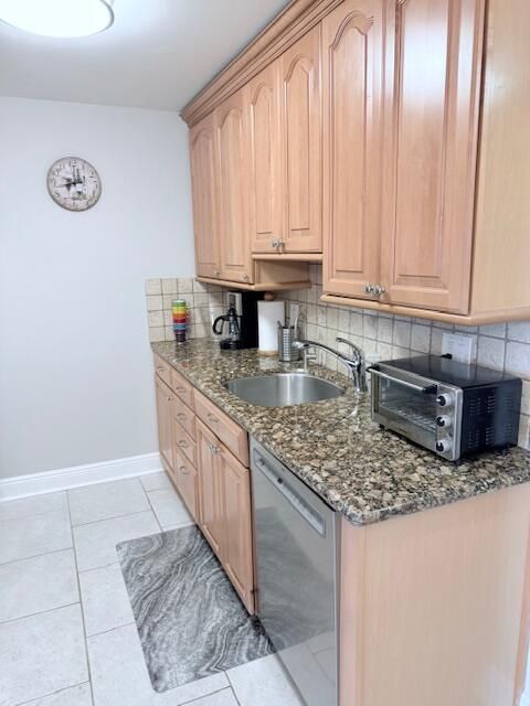 待售: $155,000 (1 贝兹, 2 浴室, 770 平方英尺)