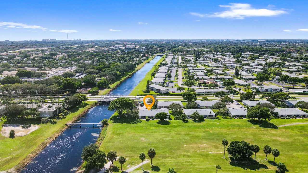 Под контрактом: $275,000 (2 спален, 2 ванн, 1020 Квадратных фут)