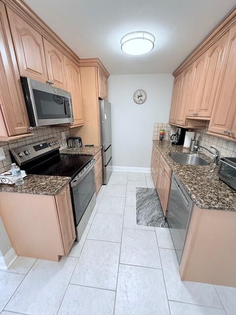 待售: $155,000 (1 贝兹, 2 浴室, 770 平方英尺)