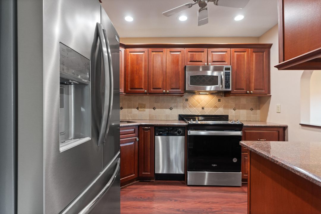 Под контрактом: $275,000 (2 спален, 2 ванн, 1020 Квадратных фут)