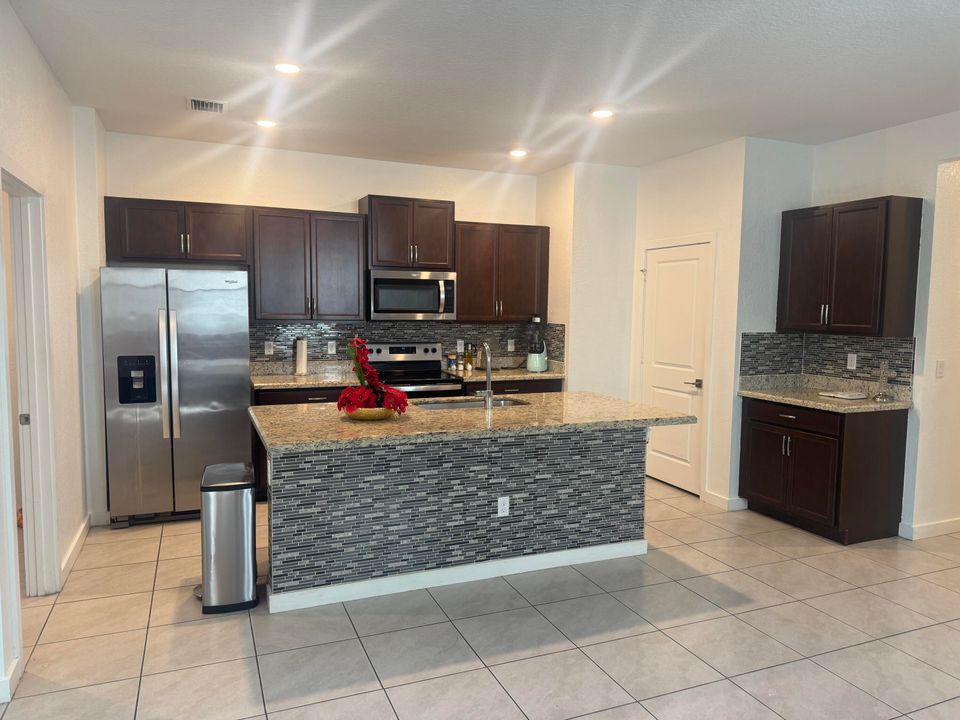 В аренду: $3,500 (3 спален, 2 ванн, 1710 Квадратных фут)