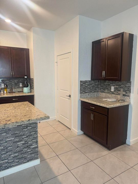 В аренду: $3,500 (3 спален, 2 ванн, 1710 Квадратных фут)