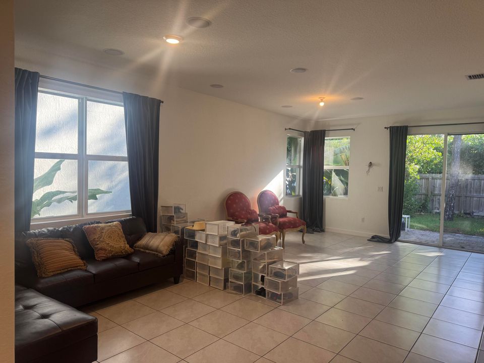 В аренду: $3,500 (3 спален, 2 ванн, 1710 Квадратных фут)