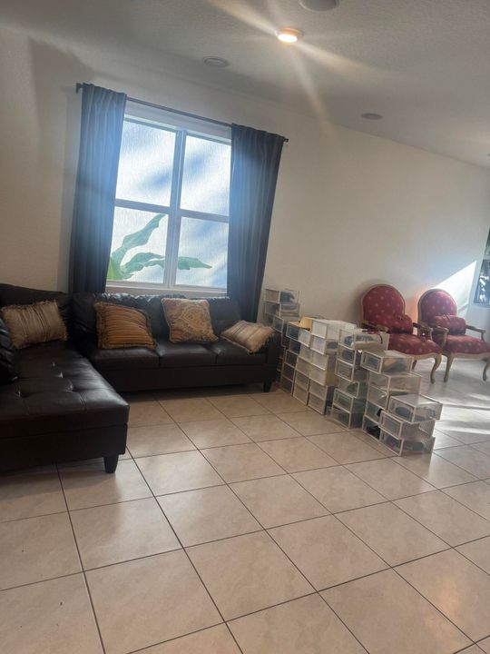 В аренду: $3,500 (3 спален, 2 ванн, 1710 Квадратных фут)