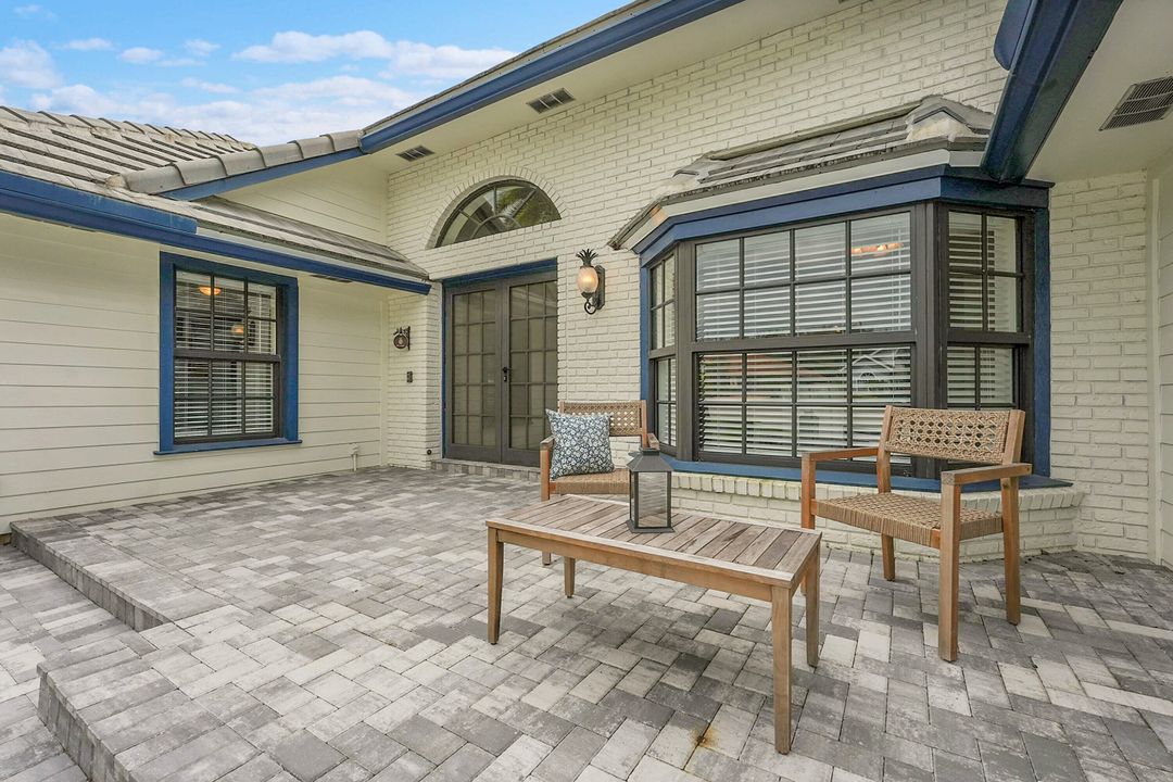 Под контрактом: $1,225,000 (4 спален, 2 ванн, 2124 Квадратных фут)