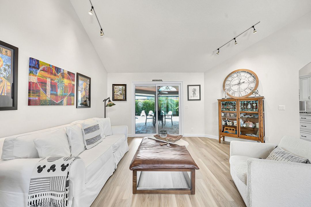 Под контрактом: $1,225,000 (4 спален, 2 ванн, 2124 Квадратных фут)