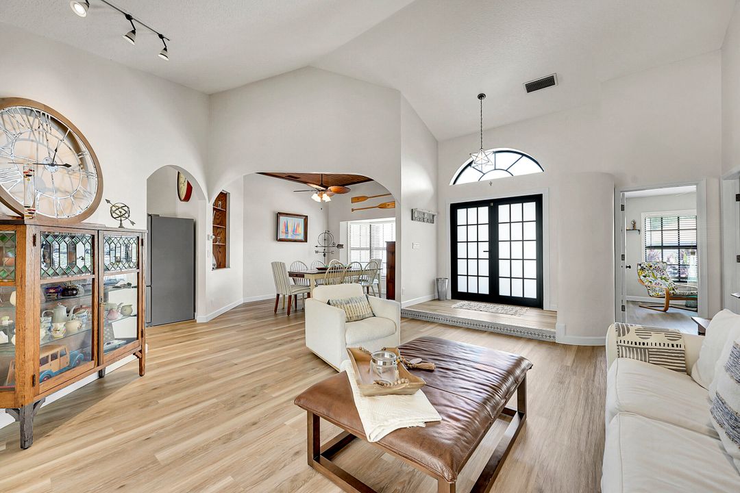 Под контрактом: $1,225,000 (4 спален, 2 ванн, 2124 Квадратных фут)