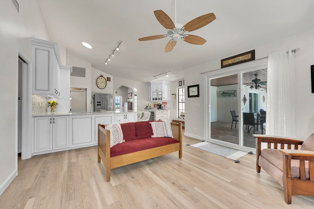 Под контрактом: $1,225,000 (4 спален, 2 ванн, 2124 Квадратных фут)