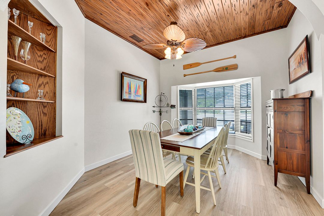 Под контрактом: $1,225,000 (4 спален, 2 ванн, 2124 Квадратных фут)