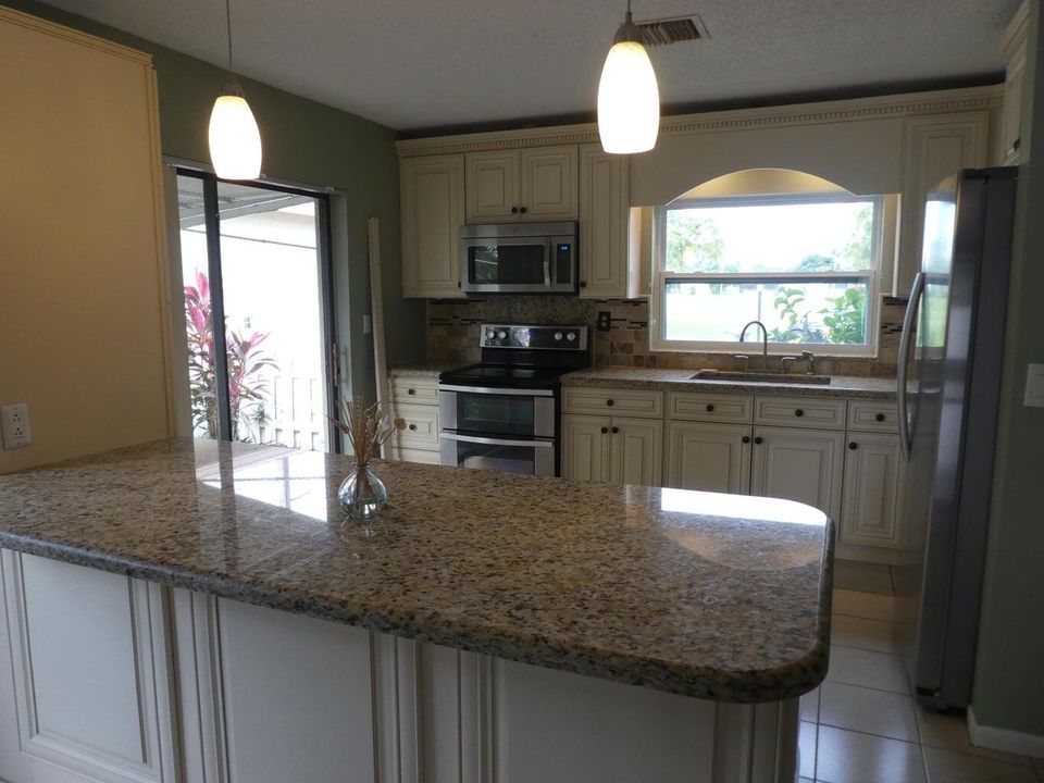 Activo con contrato: $365,000 (2 camas, 2 baños, 1310 Pies cuadrados)