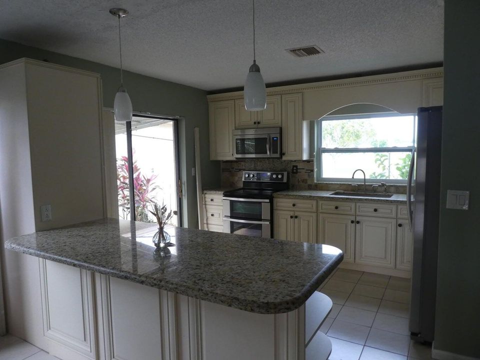 Activo con contrato: $365,000 (2 camas, 2 baños, 1310 Pies cuadrados)