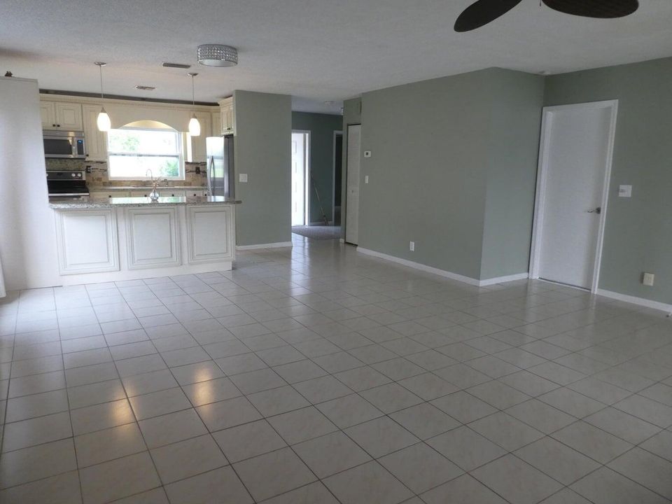 Activo con contrato: $365,000 (2 camas, 2 baños, 1310 Pies cuadrados)