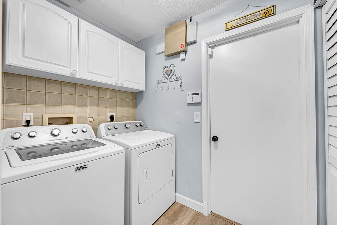 Под контрактом: $1,225,000 (4 спален, 2 ванн, 2124 Квадратных фут)