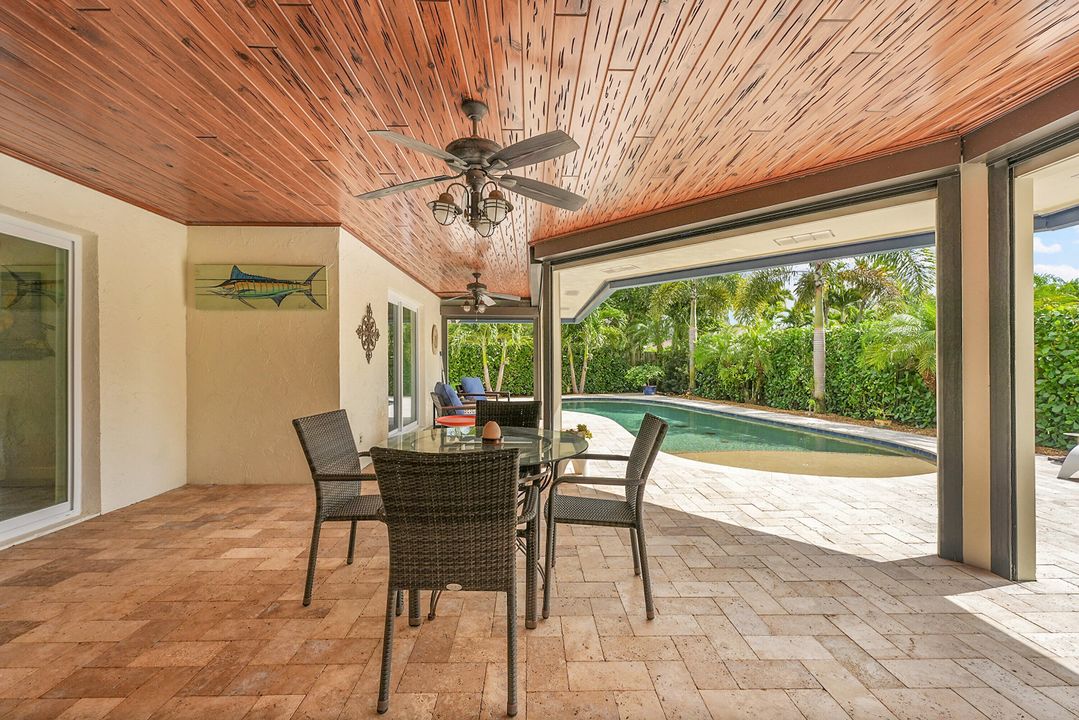 Под контрактом: $1,225,000 (4 спален, 2 ванн, 2124 Квадратных фут)