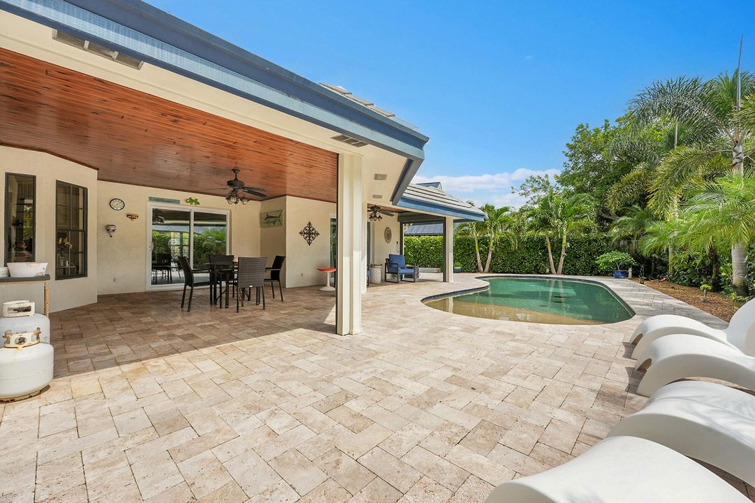 Под контрактом: $1,225,000 (4 спален, 2 ванн, 2124 Квадратных фут)