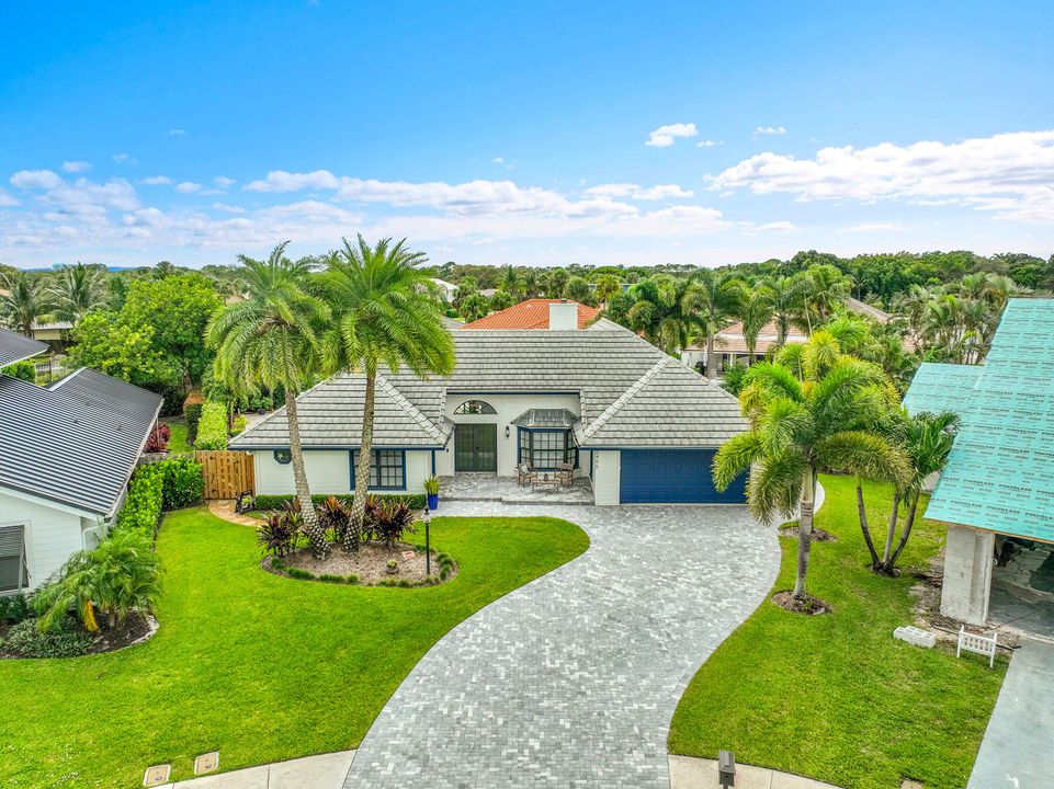 Под контрактом: $1,225,000 (4 спален, 2 ванн, 2124 Квадратных фут)