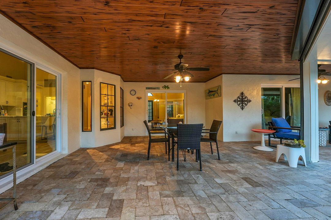 Под контрактом: $1,225,000 (4 спален, 2 ванн, 2124 Квадратных фут)