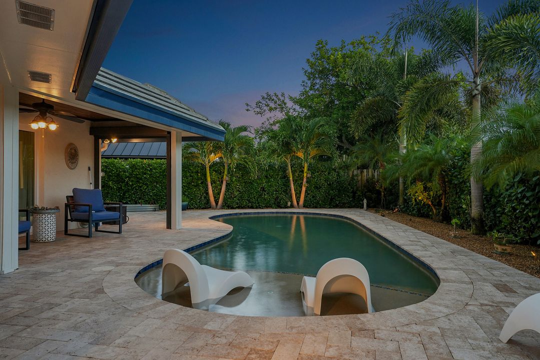 Под контрактом: $1,225,000 (4 спален, 2 ванн, 2124 Квадратных фут)