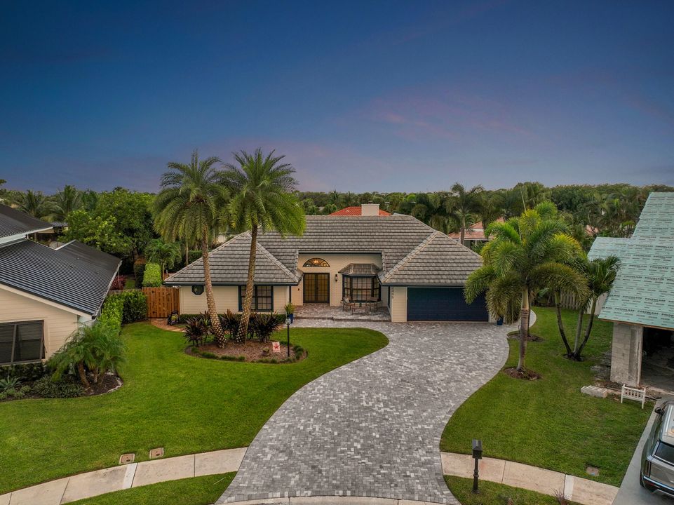 Под контрактом: $1,225,000 (4 спален, 2 ванн, 2124 Квадратных фут)