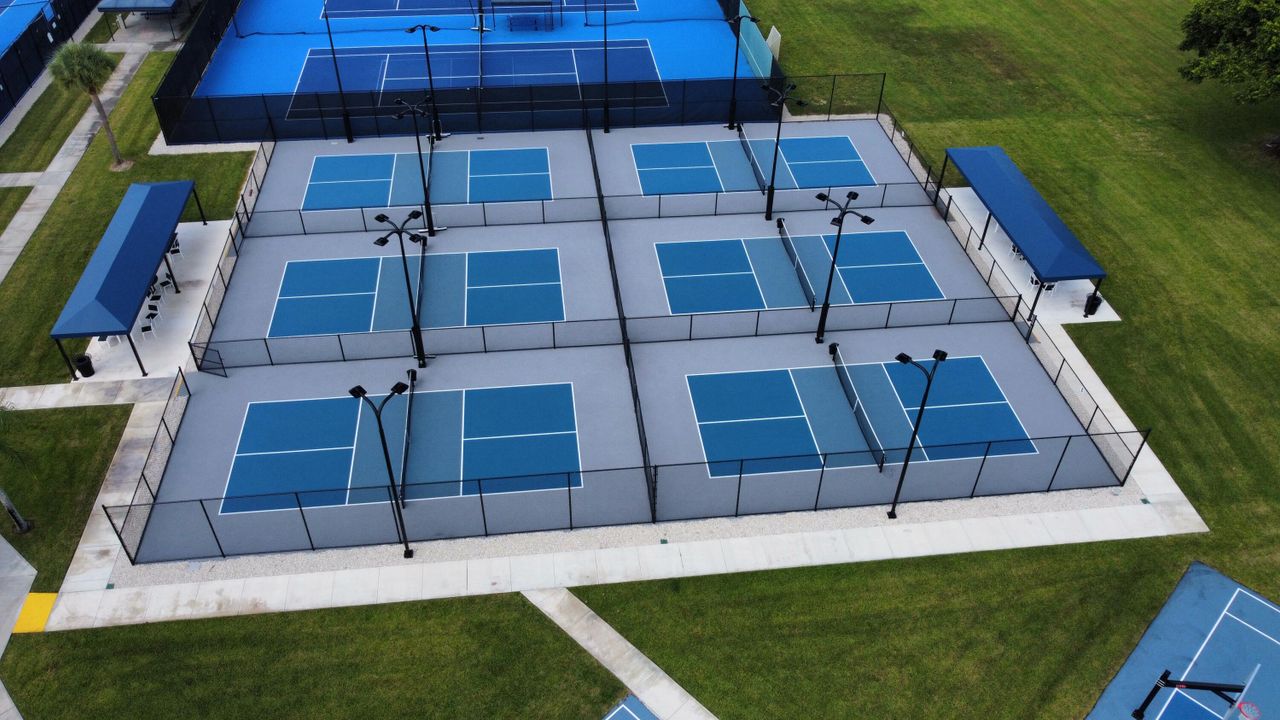 Под контрактом: $895,000 (4 спален, 3 ванн, 2731 Квадратных фут)