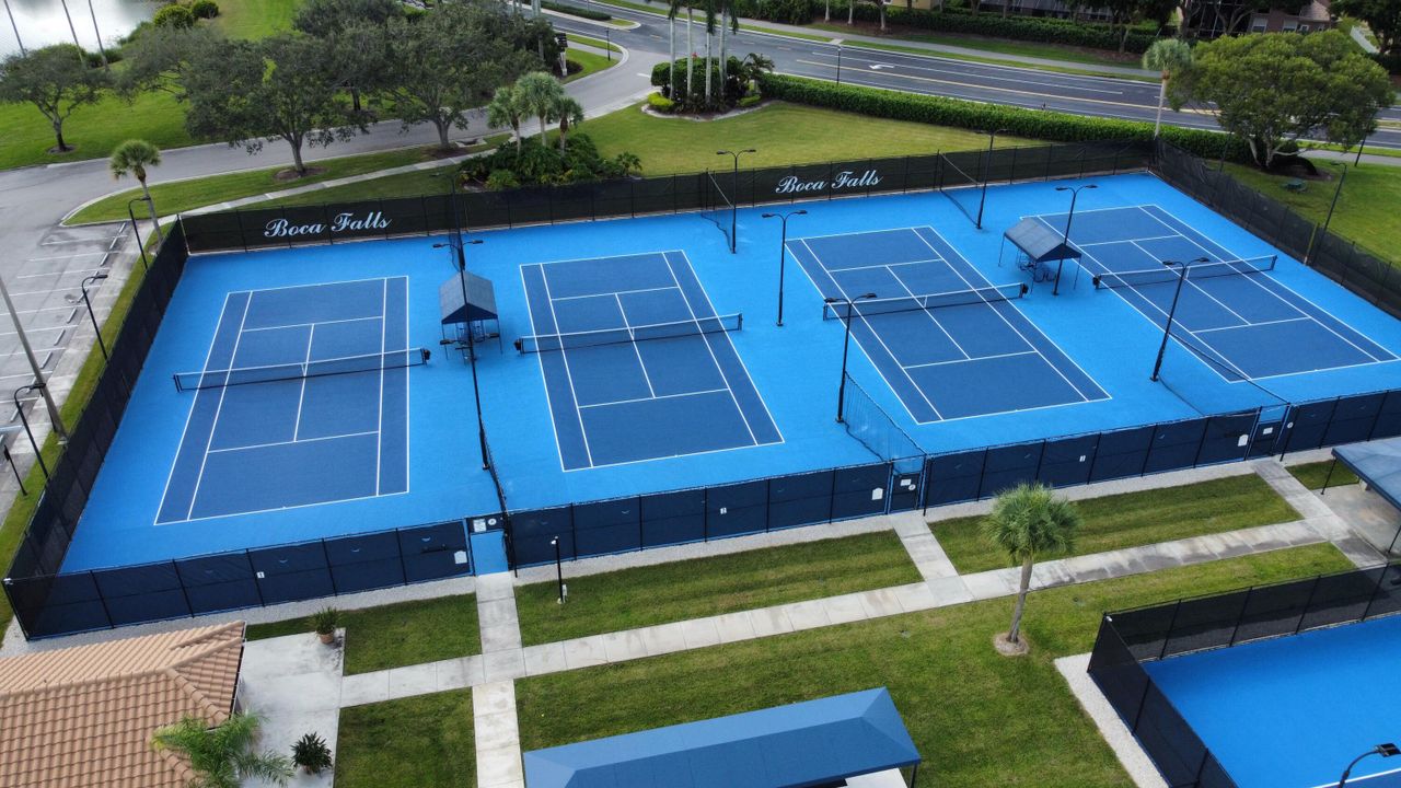 Под контрактом: $895,000 (4 спален, 3 ванн, 2731 Квадратных фут)