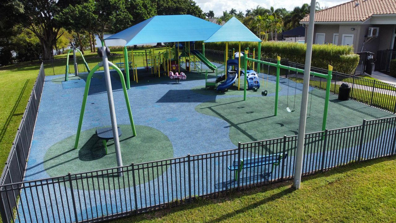 Под контрактом: $895,000 (4 спален, 3 ванн, 2731 Квадратных фут)