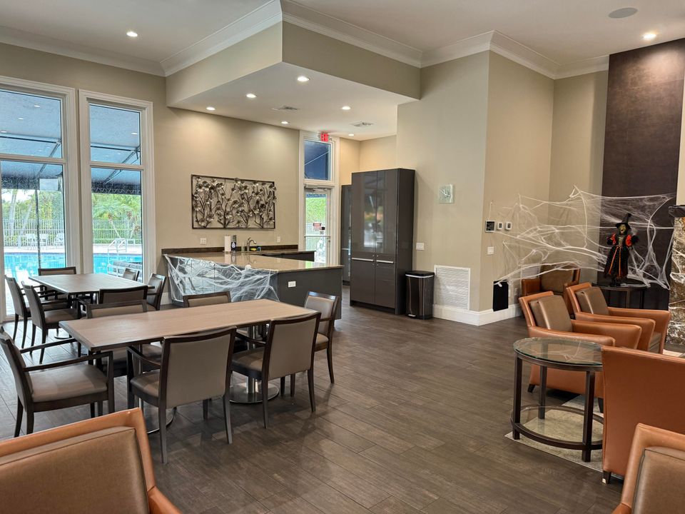 Под контрактом: $895,000 (4 спален, 3 ванн, 2731 Квадратных фут)