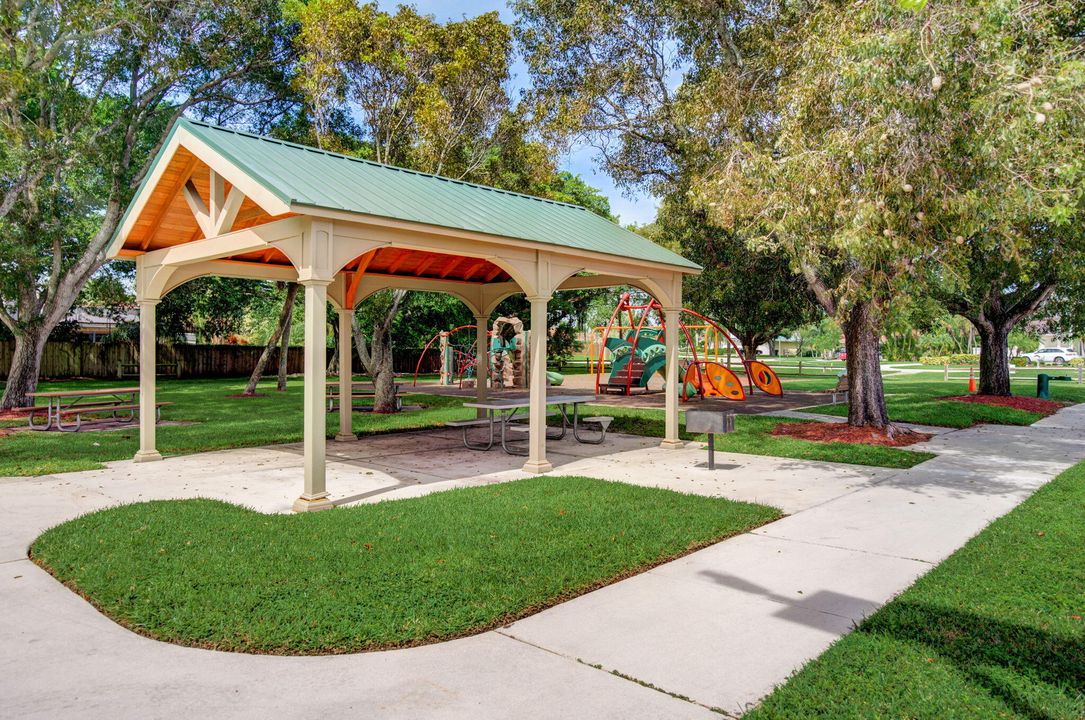 Activo con contrato: $949,000 (4 camas, 2 baños, 2062 Pies cuadrados)