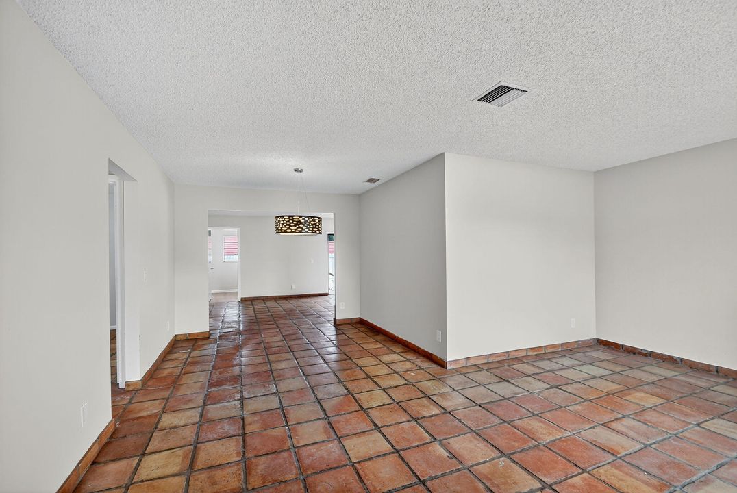 Activo con contrato: $459,000 (3 camas, 2 baños, 1500 Pies cuadrados)