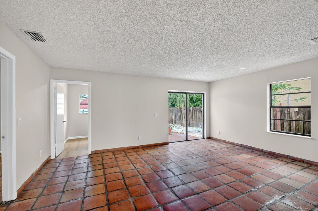 Activo con contrato: $459,000 (3 camas, 2 baños, 1500 Pies cuadrados)