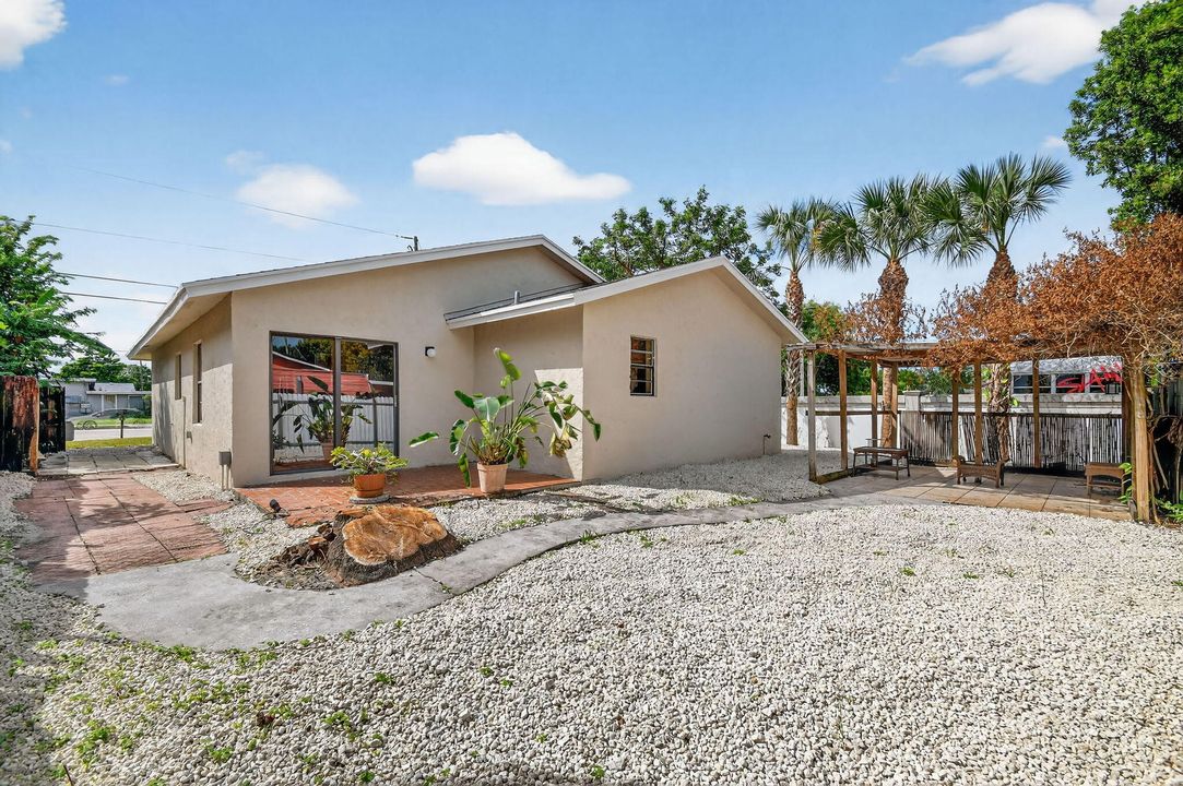 Activo con contrato: $459,000 (3 camas, 2 baños, 1500 Pies cuadrados)