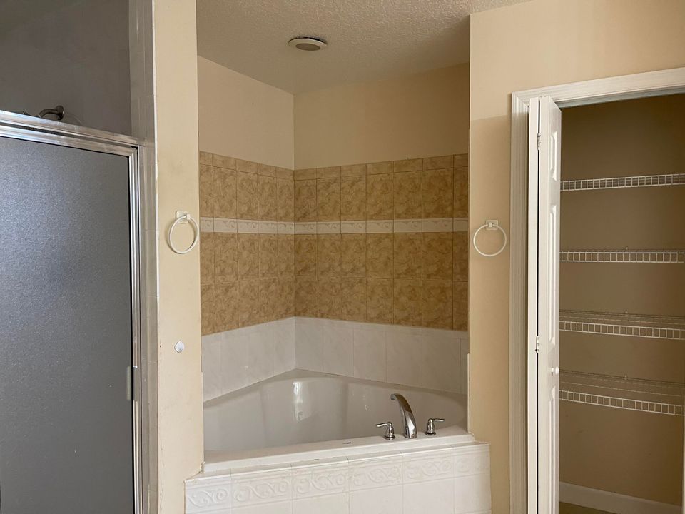 Active With Contract: $2,450 (3 beds, 2 baths, 1566 Square Feet)