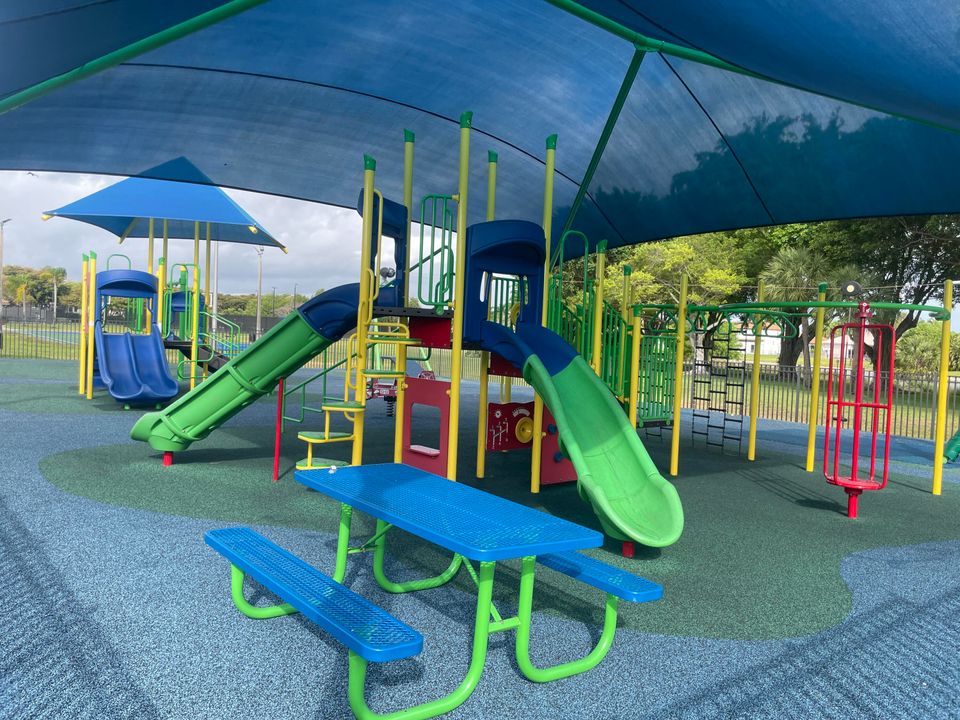 Под контрактом: $895,000 (4 спален, 3 ванн, 2731 Квадратных фут)