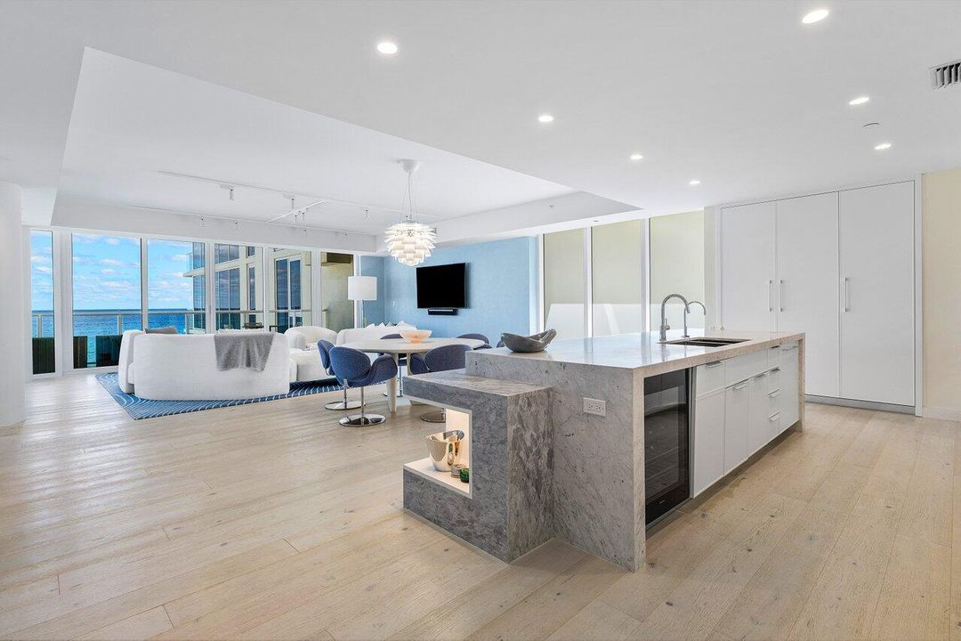 出租: $35,000 (3 贝兹, 3 浴室, 2965 平方英尺)