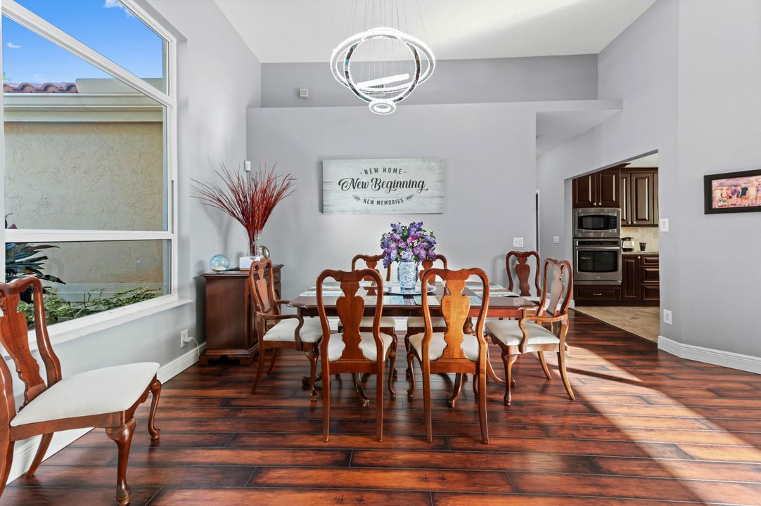 合同活跃: $825,000 (4 贝兹, 3 浴室, 2367 平方英尺)