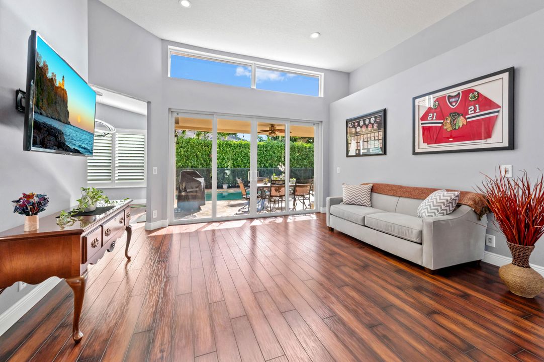 合同活跃: $825,000 (4 贝兹, 3 浴室, 2367 平方英尺)