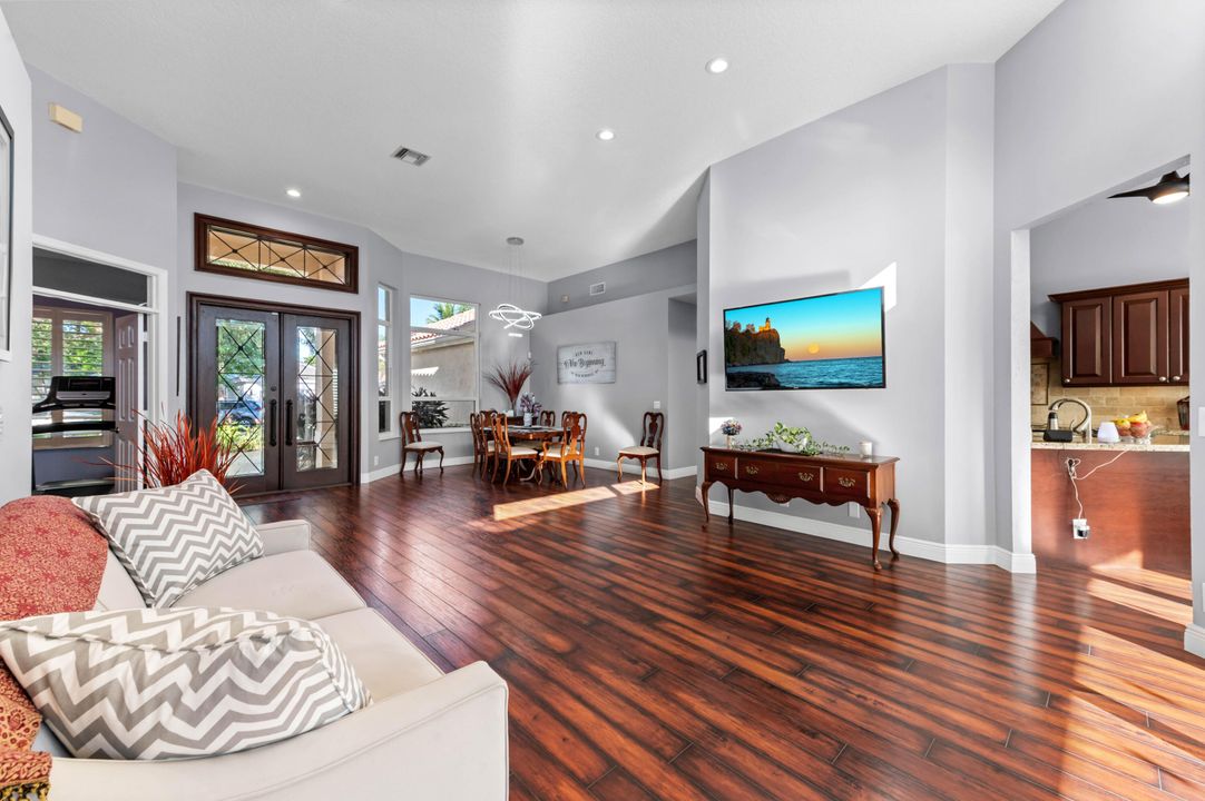 合同活跃: $825,000 (4 贝兹, 3 浴室, 2367 平方英尺)