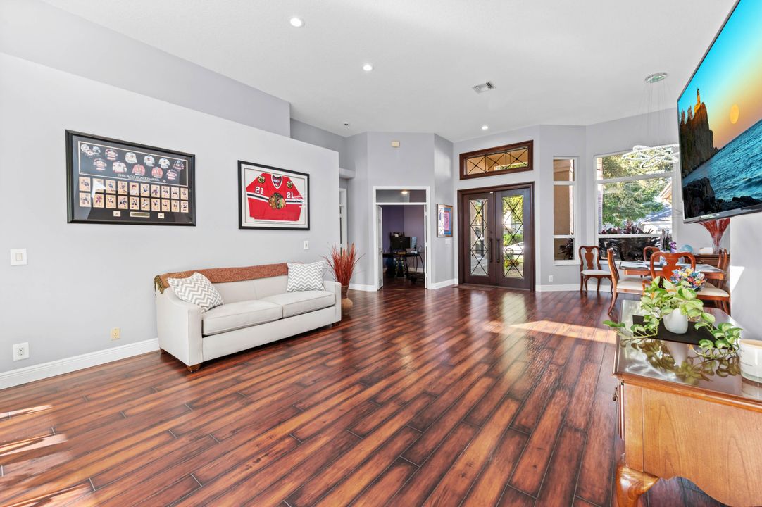 合同活跃: $825,000 (4 贝兹, 3 浴室, 2367 平方英尺)