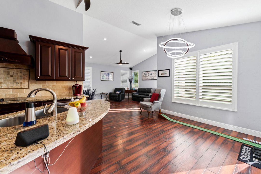 合同活跃: $825,000 (4 贝兹, 3 浴室, 2367 平方英尺)