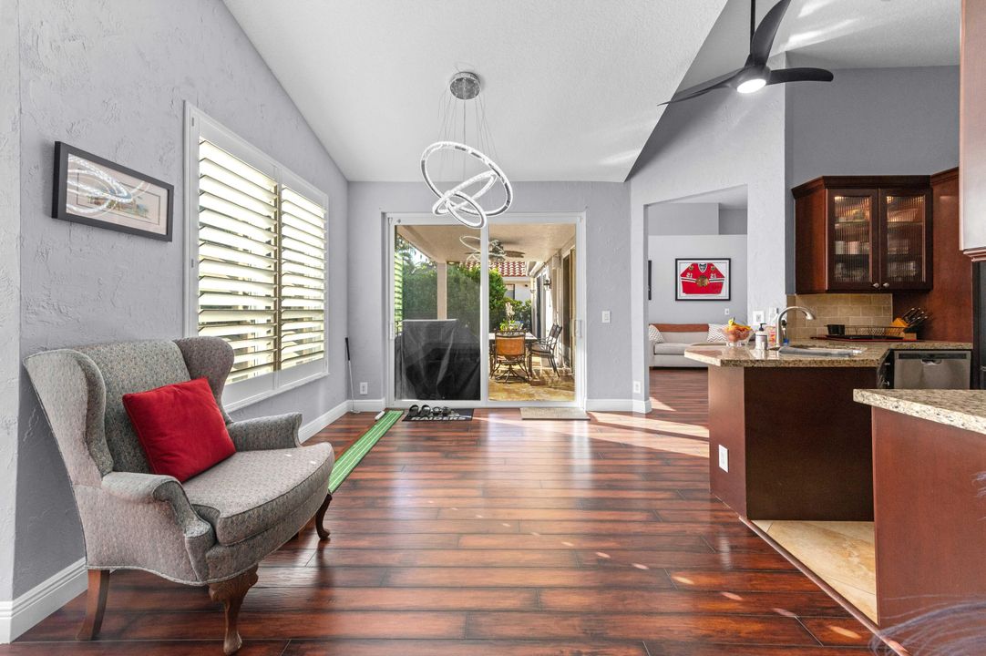 合同活跃: $825,000 (4 贝兹, 3 浴室, 2367 平方英尺)