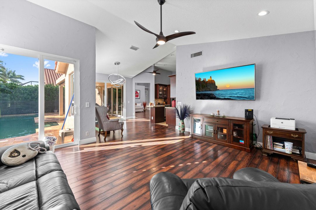 合同活跃: $825,000 (4 贝兹, 3 浴室, 2367 平方英尺)