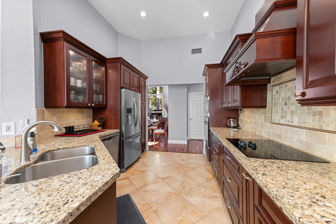 合同活跃: $825,000 (4 贝兹, 3 浴室, 2367 平方英尺)