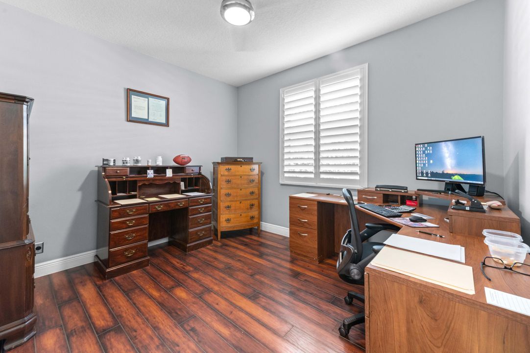 合同活跃: $825,000 (4 贝兹, 3 浴室, 2367 平方英尺)