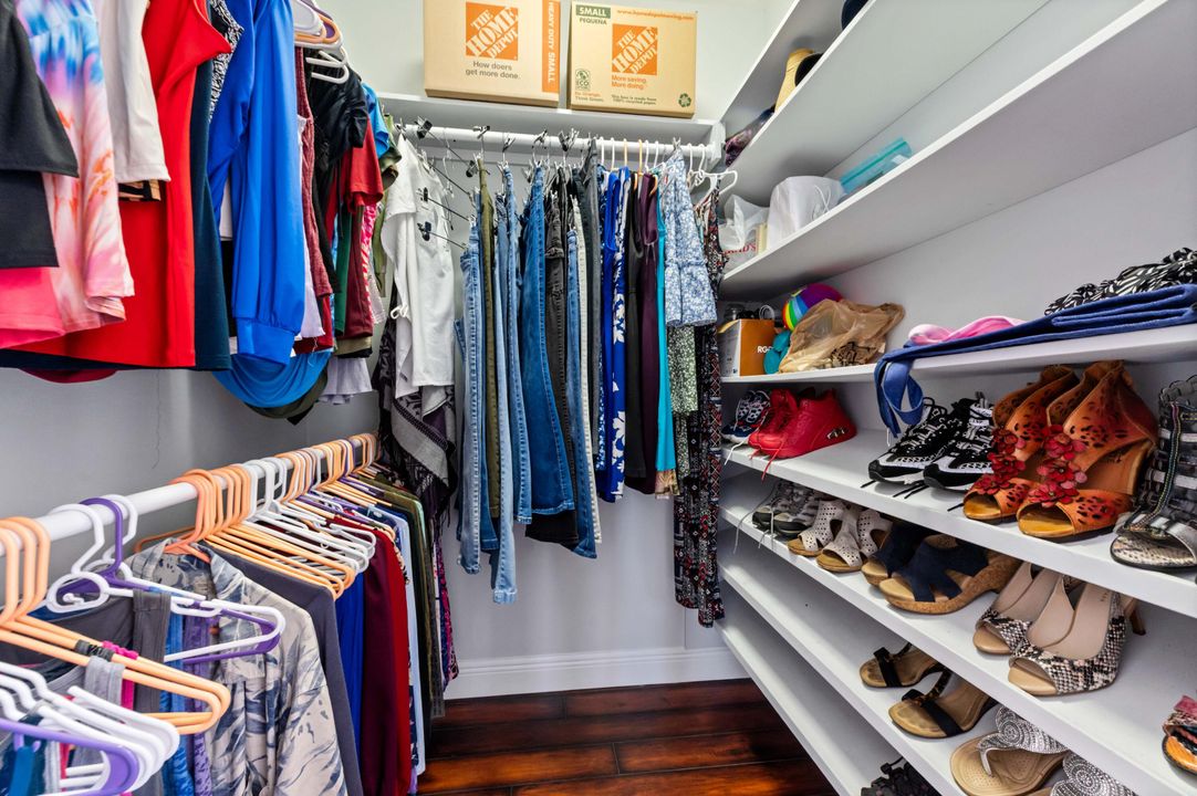 合同活跃: $825,000 (4 贝兹, 3 浴室, 2367 平方英尺)