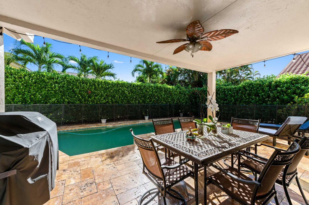 合同活跃: $825,000 (4 贝兹, 3 浴室, 2367 平方英尺)