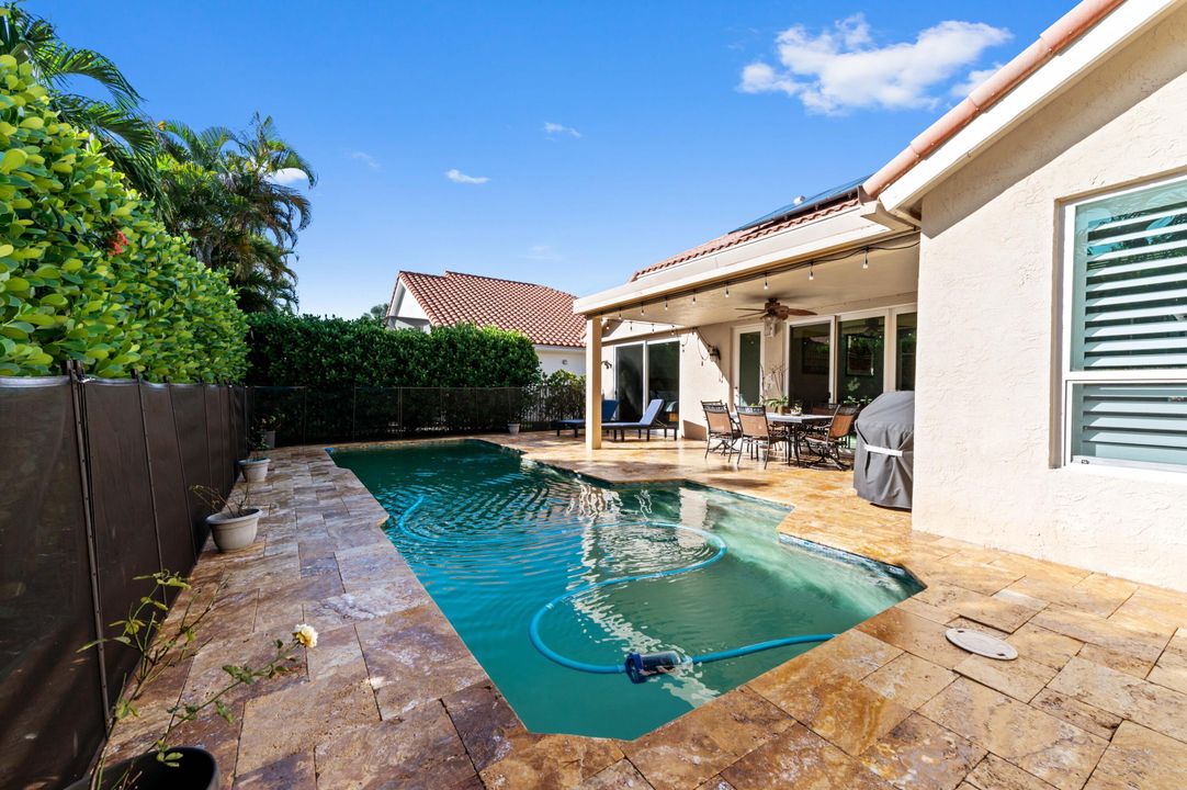 合同活跃: $825,000 (4 贝兹, 3 浴室, 2367 平方英尺)