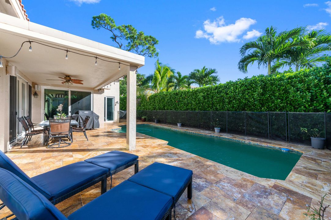 合同活跃: $825,000 (4 贝兹, 3 浴室, 2367 平方英尺)