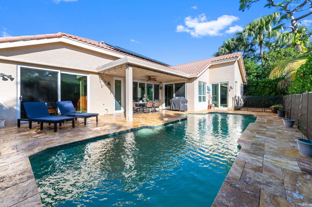 合同活跃: $825,000 (4 贝兹, 3 浴室, 2367 平方英尺)