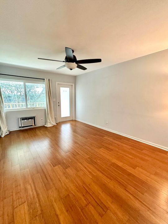 For Sale: $150,000 (1 beds, 1 baths, 567 Square Feet)