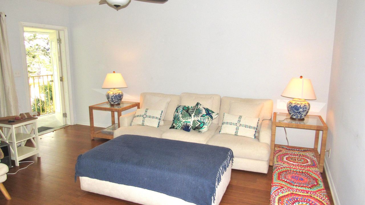 For Sale: $150,000 (1 beds, 1 baths, 567 Square Feet)